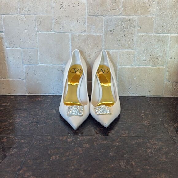 Valentino One Stud 100 Patent rhinestones, Pump, cream size 37.5/7 $1400 - Picture 14 of 14